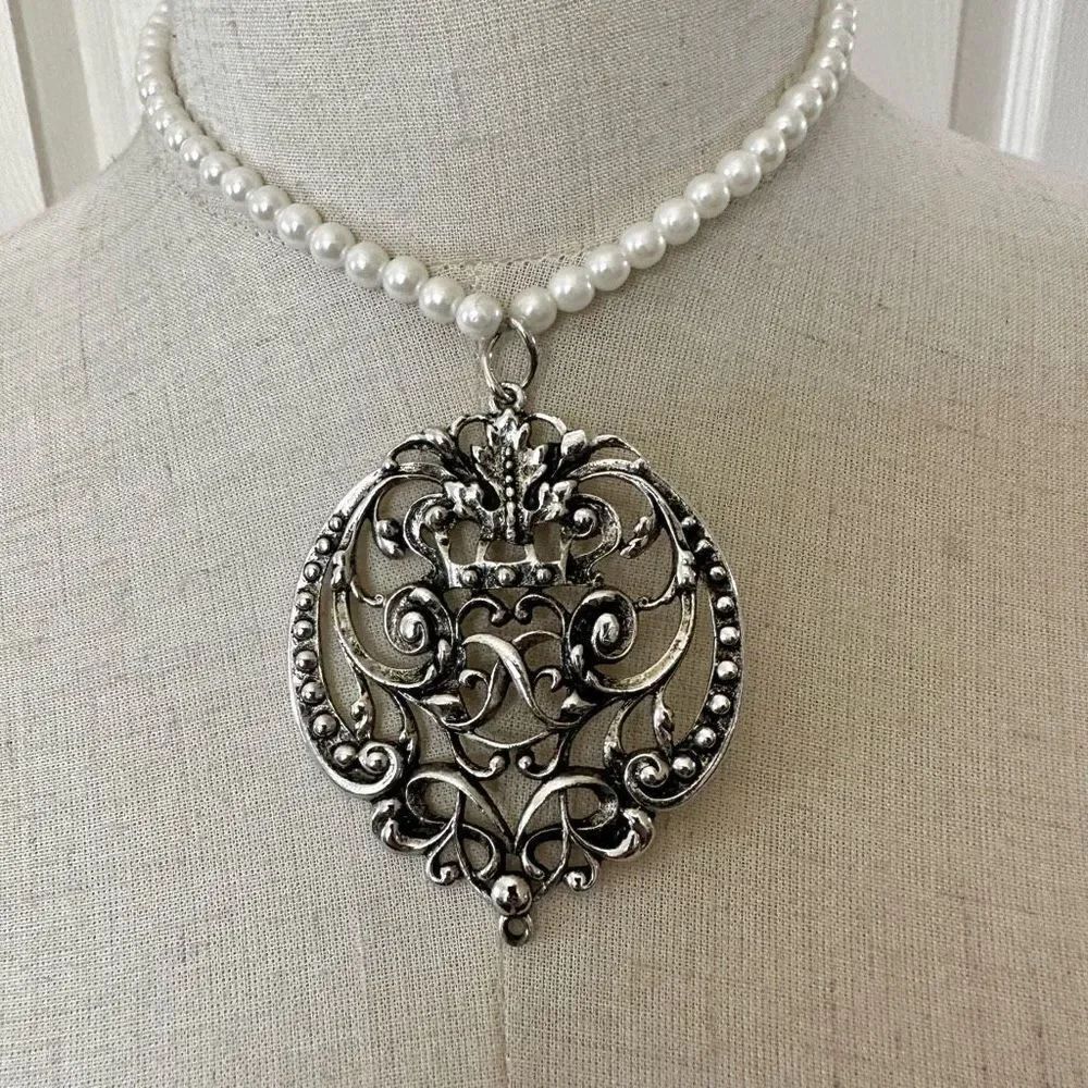 Avon silver tone faux pearl choker necklace